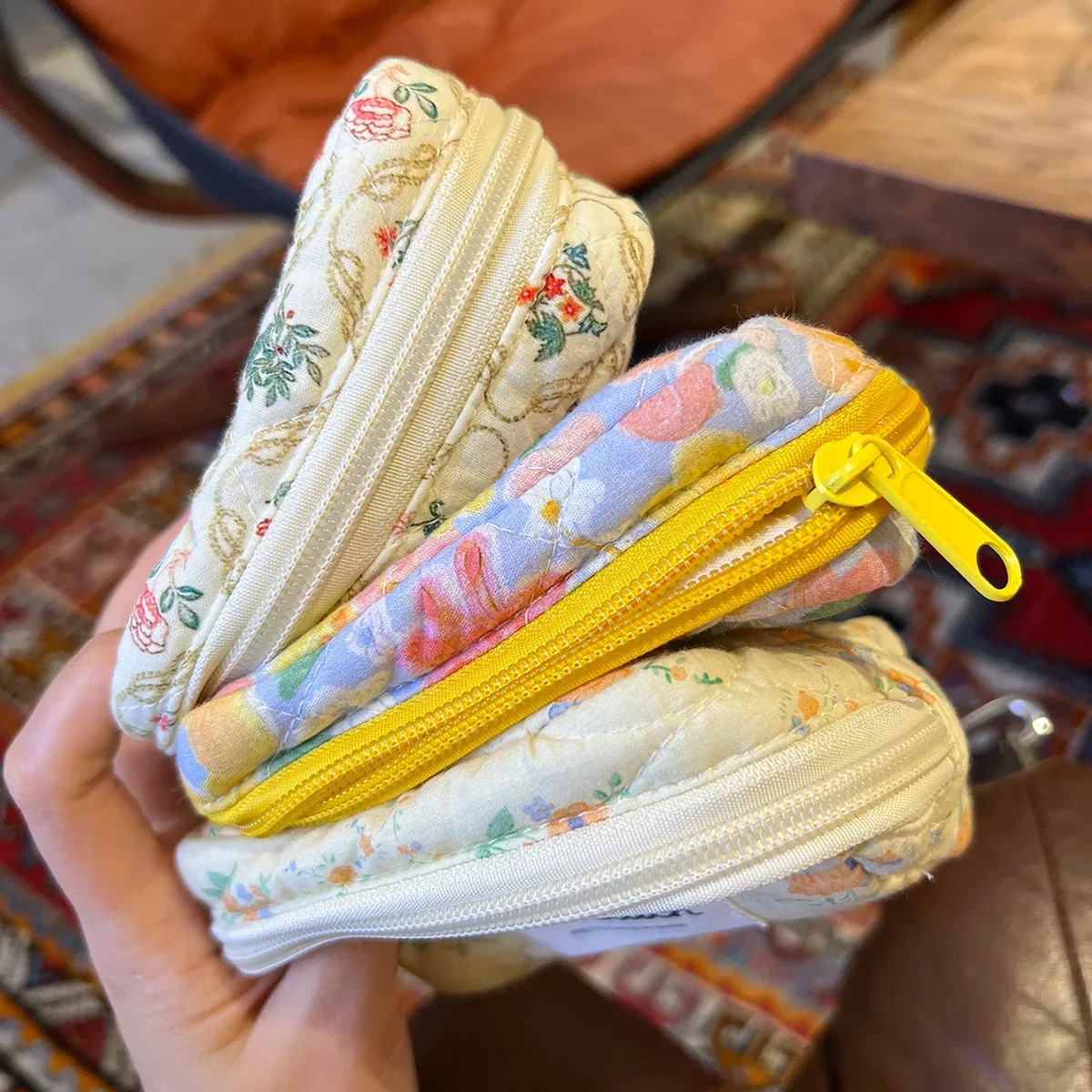 trousse de maquillage portable, motif de fleurs, décor de patch de lettre, petit, mini sac cosmétique, parfum, bouche rouge, coussin d'air, sac de rangement