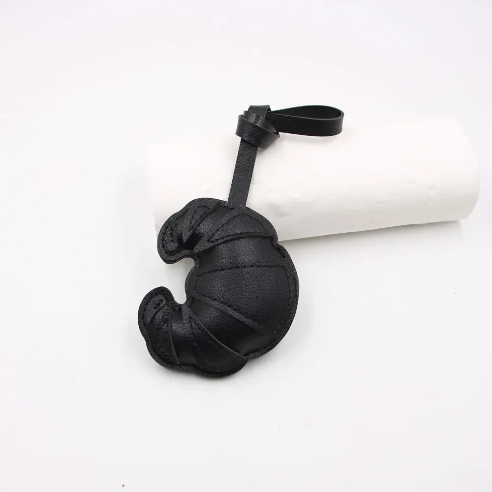 porte-clés à breloques en croissant en cuir fait à la main pour femmes, pendentif de sac à dos de nourriture mignon, cadeau de bijoux pour couple et ami