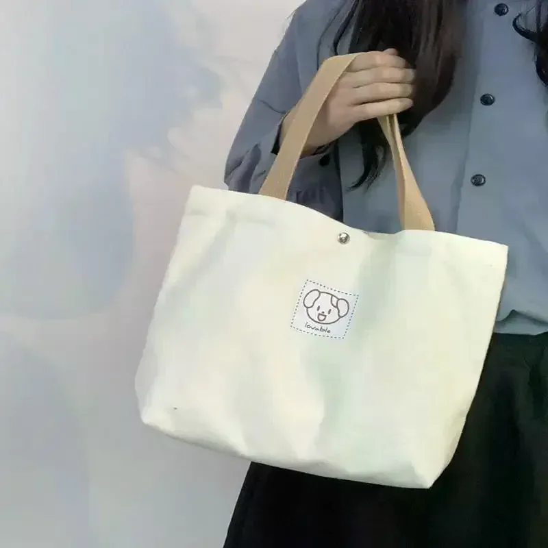 les sacs fourre-tout en toile et les sacs bandoulière en toile sont parfaits pour transporter des fournitures scolaires ou pour les voyages.