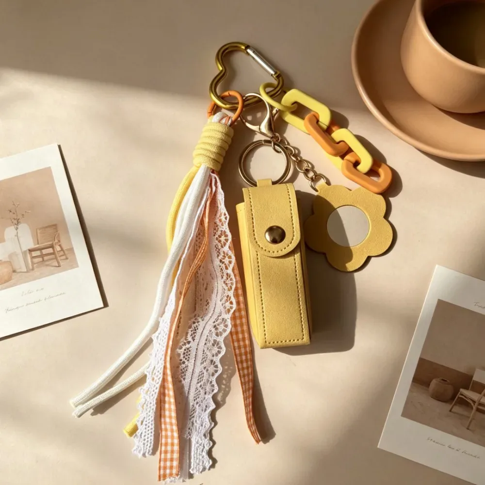porte-clés étui à rouge à lèvres en dentelle avec pompon, breloque de sac en pu jaune avec miroir fleur, accessoire esthétique pour sac à dos femme