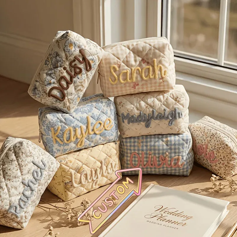 Pochette de maquillage matelassée personnalisée avec nom brodé, motif floral, pochette cosmétique portable, sac de rangement de voyage, cadeau pour demoiselle d'honneur, femme