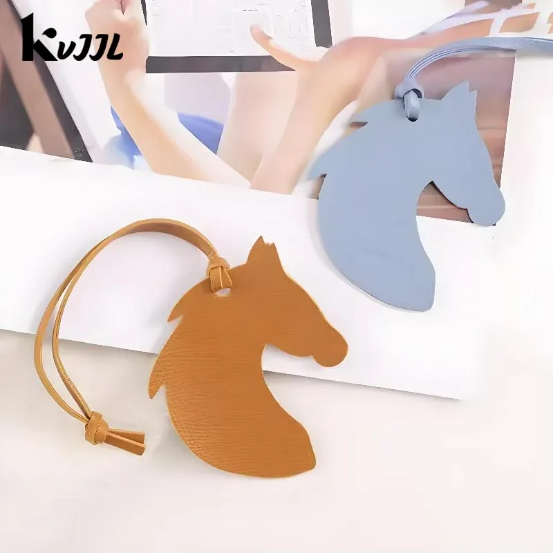 breloque de sac en cuir en forme de tête de cheval avec un design mignon et une finition soignée, parfaite pour décorer les sacs à main, les sacs à dos et les clés