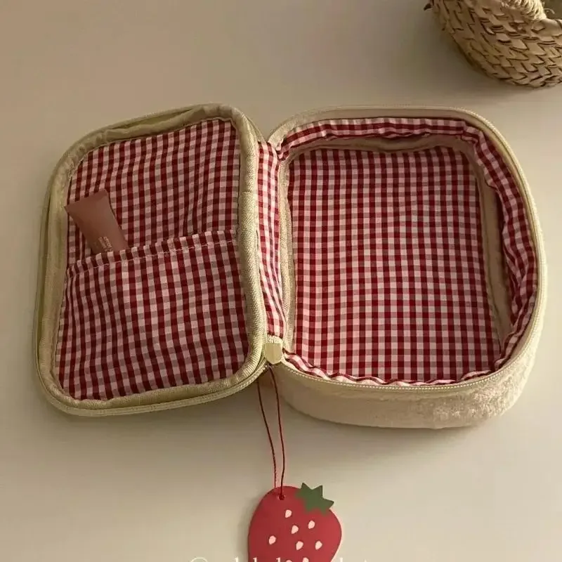 sac de rangement pour papeterie en peluche mignon en forme de fraise, pochette cosmétique duveteuse, grande capacité, trousse à crayons multifonctionnelle pour usage quotidien.