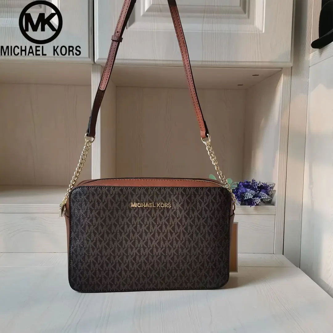 sac à bandoulière et sacoche pour appareil photo michael kors jet set, un sac de voyage élégant conçu pour les femmes.
