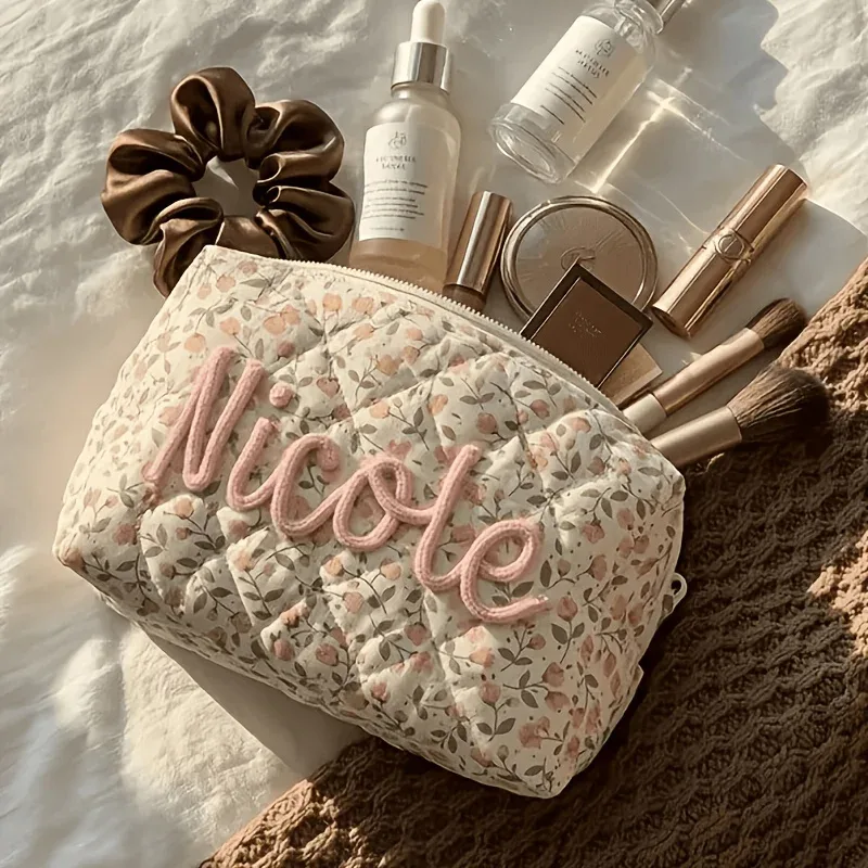 pochette de maquillage matelassée personnalisée avec nom brodé, motif floral, pochette cosmétique portable, sac de rangement de voyage, cadeau pour demoiselle d'honneur, femme