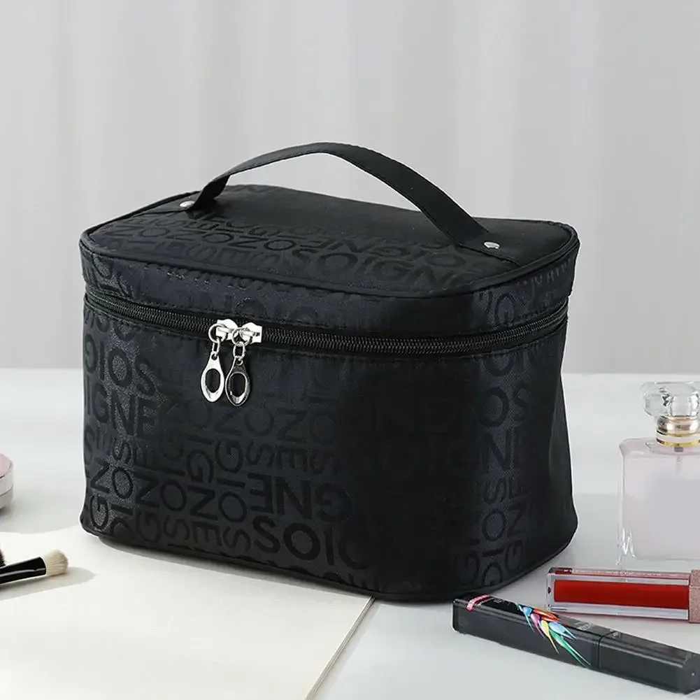 Sac à cosmétiques de style coréen avec imprimé de lettres, grande capacité, portable, étui de maquillage de voyage, organisateur de rangement pour articles de toilette pour femmes.