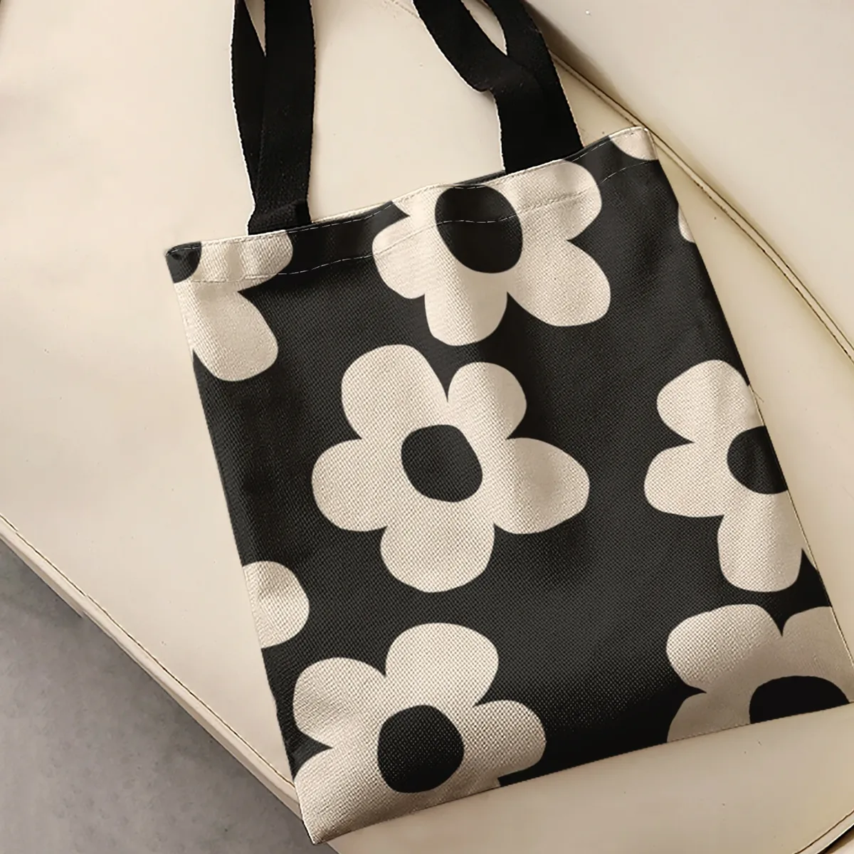 sac fourre-tout à imprimé floral simple beige sur fond noir, sac à bandoulière de grande capacité pour le shopping, les voyages et l'usage quotidien