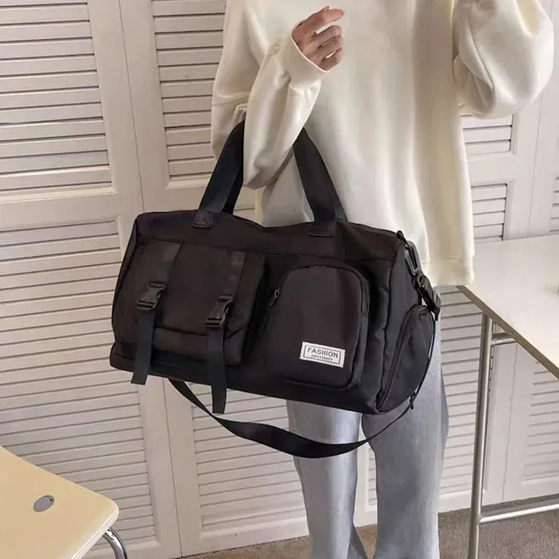 le sac à dos de couleur neutre pour hommes et femmes convient aux voyages et peut être porté à la main ou porté sur l'épaule.