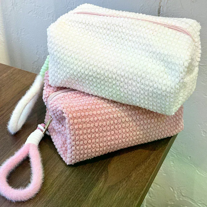 nouvelle trousse de maquillage grande capacité en peluche couleur bonbon style ins pour fille, sac de toilette portable de voyage, petit rangement à main 2026