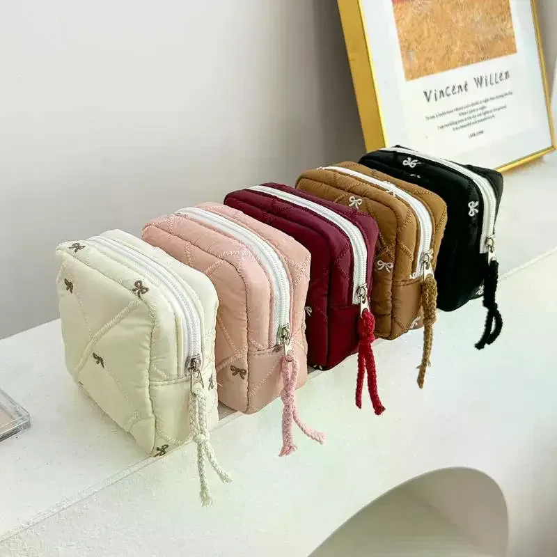 Trousse de maquillage pour femmes, sacs cosmétiques de voyage brodés avec nœud papillon, sac de rangement de grande capacité pour maquillage et articles de toilette