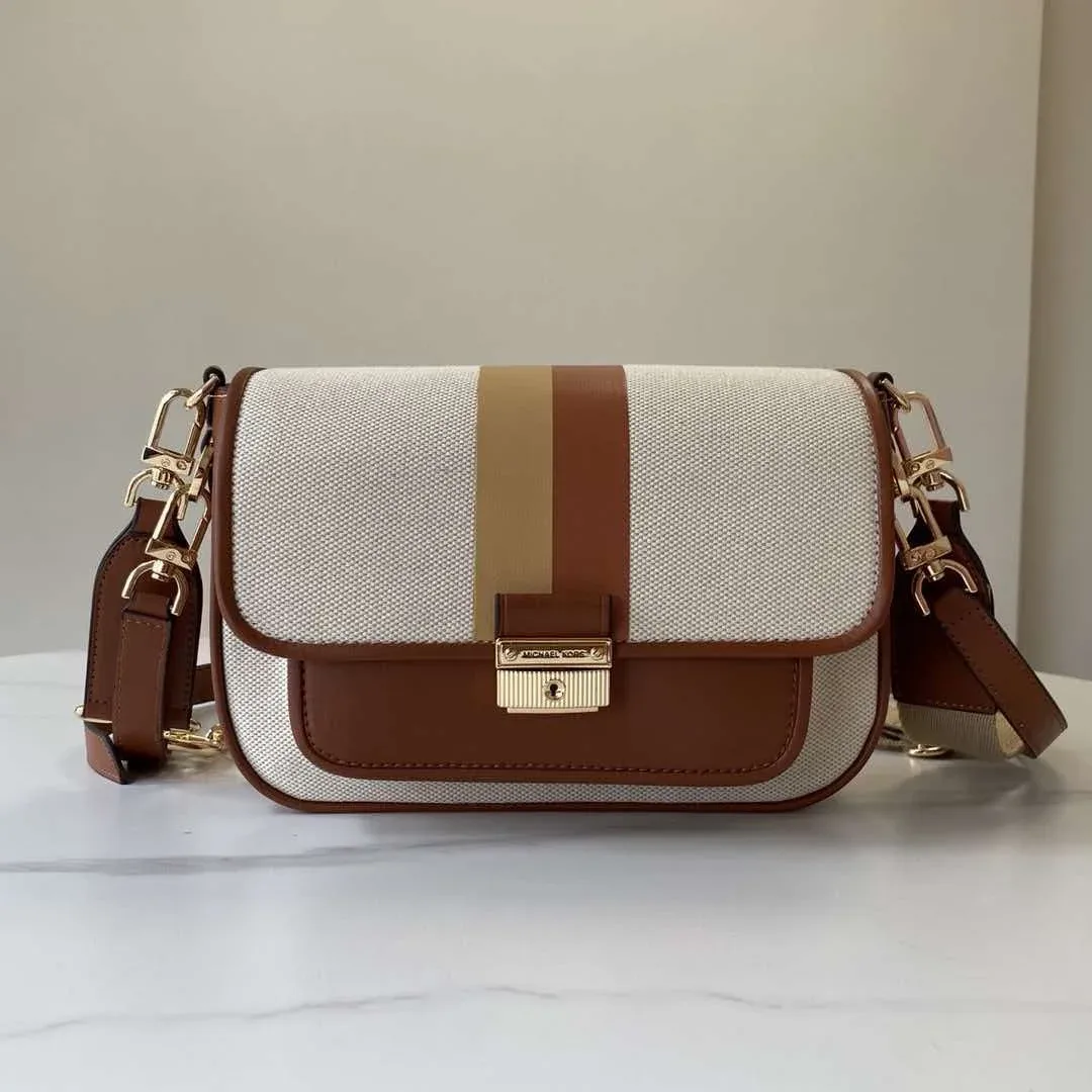 sac à cadenas mk flambant neuf de la marque michael kors, parfait pour les trajets quotidiens et les tenues de tous les jours