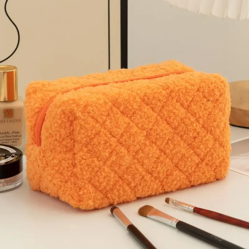 trousse de maquillage douce en peluche avec poignée intégrée ; motif cœur adorable ; rangement cosmétique portable de voyage, trousse à crayons et pochette organisateur.