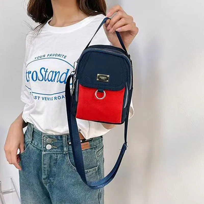 sac à dos pour enfants avec bandoulière réglable, adapté aux voyages et aux sorties. il possède plusieurs poches.
