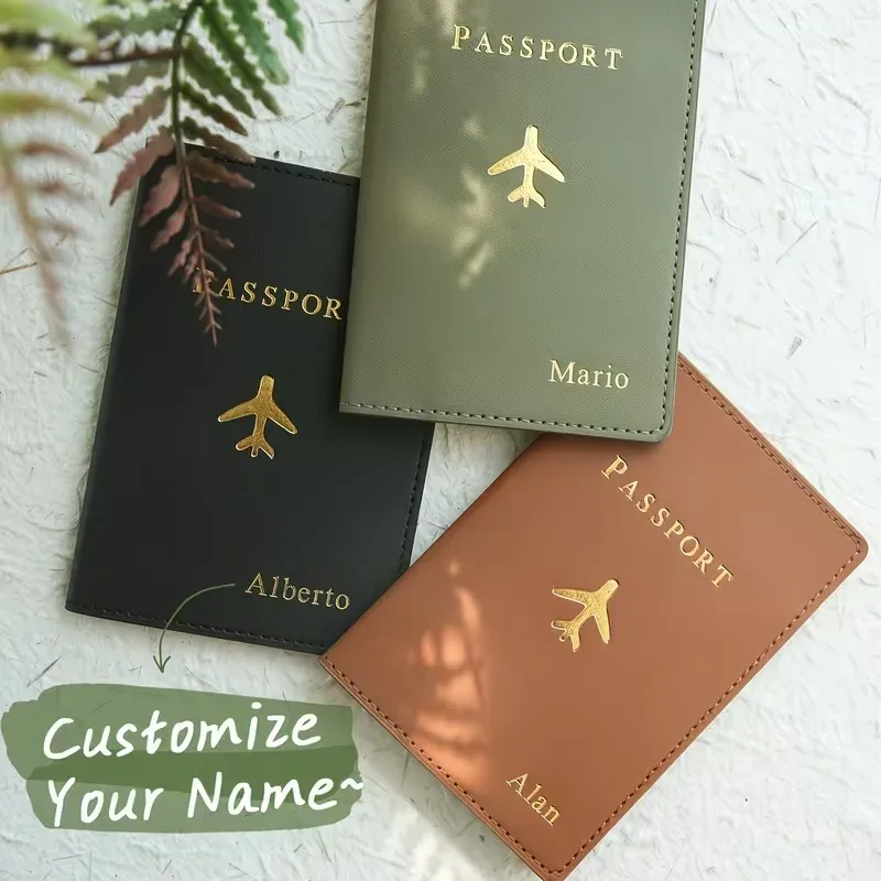 Porte-passeport personnalisé avec estampage à chaud et monogramme, cet élégant accessoire de voyage est un document fait main