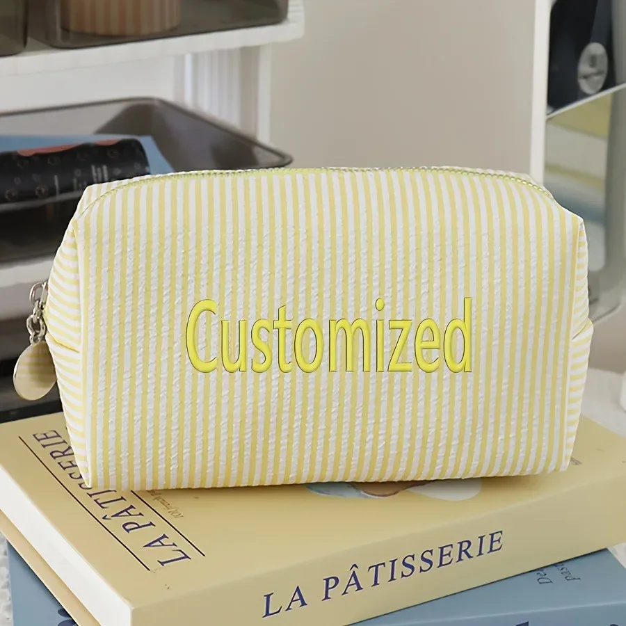 【produits personnalisés】 organisateur de bagages brodé sur mesure, trousse de maquillage brodée personnalisée - trousse de rangement cosmétique avec bande nominative brodée personnalisée, trousse de maquillage avec bande nominative brodée personnalisable, trousse de toilette grande capacité en tissu seersucker, trousse de rangement portable pour produits de soin de la peau pour les voyages, organisateur de pinceaux de maquillage couleur macaron, trousse à crayons multifonctionnelle pour étudiants, broderie personnalisée du nom diy pour les amies, plusieurs couleurs disponibles