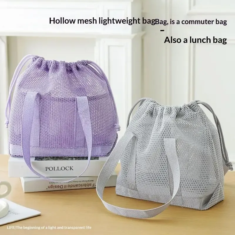 Sac fourre-tout simple en maille respirante avec cordon de serrage, base robuste, poignées confortables pour femmes, idéal pour la gym, la natation, la plage et les sorties.