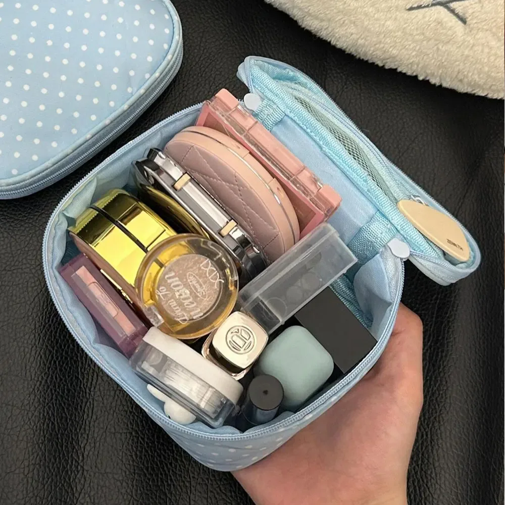 1 mini trousse de maquillage bleue à carreaux, base bleu clair avec pois blancs, design simple et frais, fermeture à double fermeture éclair pour un accès facile, convient pour un usage quotidien et un rangement en voyage, peut contenir du rouge à lèvres, du fond de teint, du blush, etc.