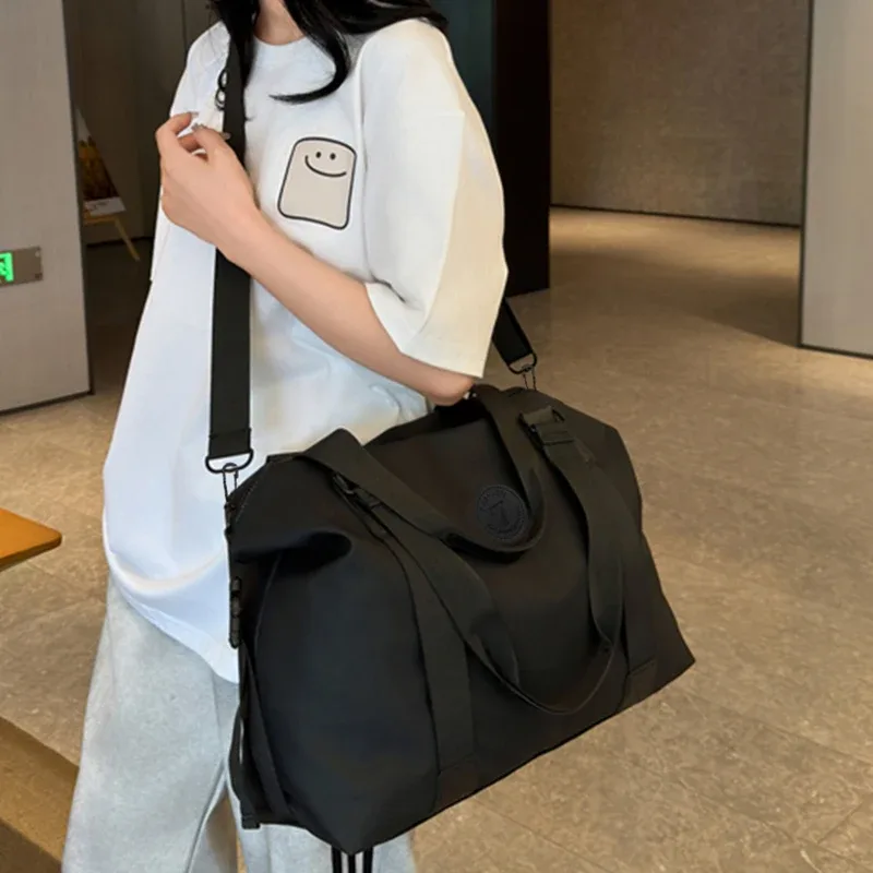 sac de sport chic avec emblème et détails pour les voyages quotidiens, élégant, multicolore, léger, polyvalent, décontracté, fonctionnel, sac de transport
