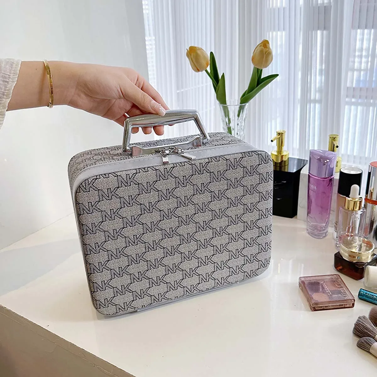 trousse de maquillage alphabet grande capacité, trousse de toilette, style portable, niveau d'apparence élevé, plat, nouveau