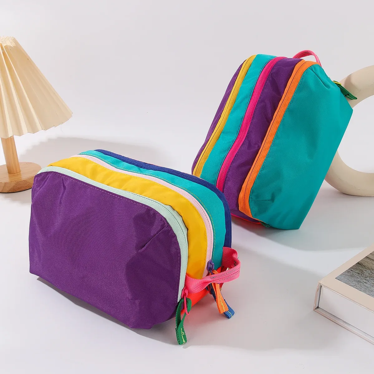 Sac de voyage léger grande capacité pour maquillage et articles de toilette, sac à bandoulière de voyage couleur dopamine, sac de toilette suspendu en nylon imperméable