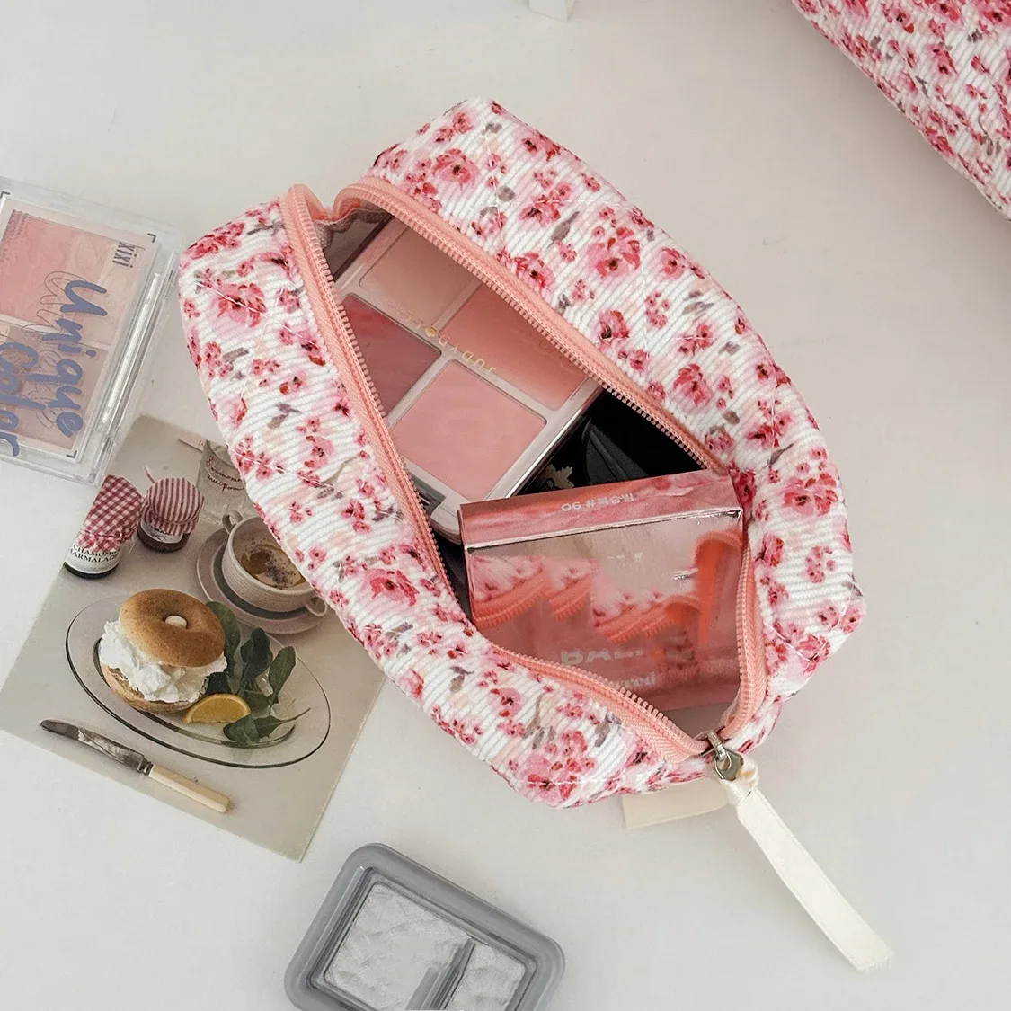 pochette à fleurs roses pour femmes, pochette de rangement pour outils de maquillage et de toilette, fourre-tout portable de voyage, sac à cosmétiques matelassé