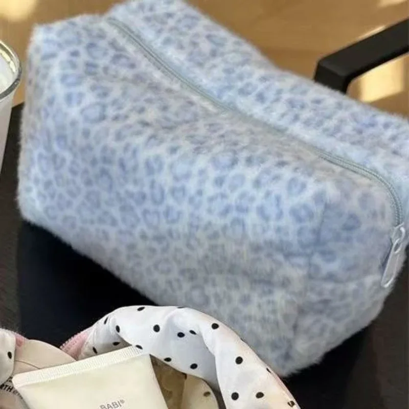 sac de maquillage pour femme en peluche moelleuse à imprimé léopard, sac de rangement tendance et exquis à motif cerf, petite trousse de toilette portable à fermeture éclair pour voyage