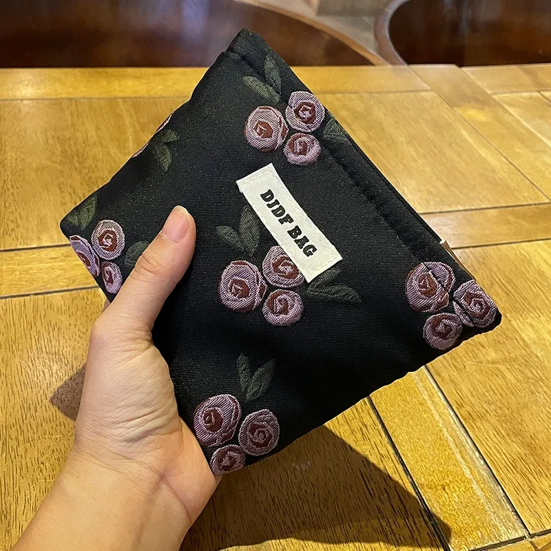 nouveau mini sac à cosmétiques féminin portable rouge doux petit sac de rangement de serviettes hygiéniques sac de clé de monnaie de banlieue sac de carte bancaire portable