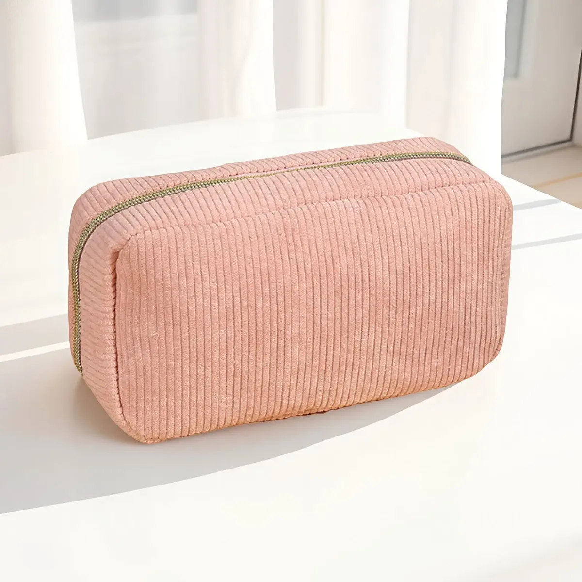pochette à maquillage en velours côtelé brodée avec un nom personnalisé, sac cosmétique pour femmes, pochette de beauté, cadeau parfait pour une demoiselle d'honneur pour une célébration de mariage