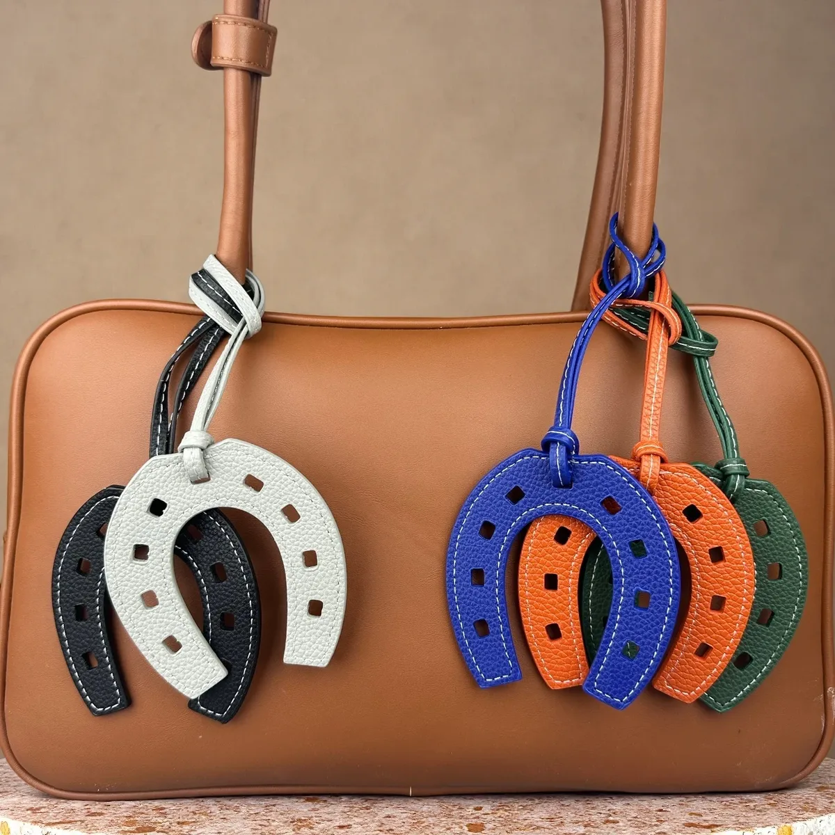 breloque/porte-clés en cuir pu faite à la main tête de cheval et fer à cheval - cadeau équestre unique pour sac à main et sac à dos - accessoire de mode pour sac