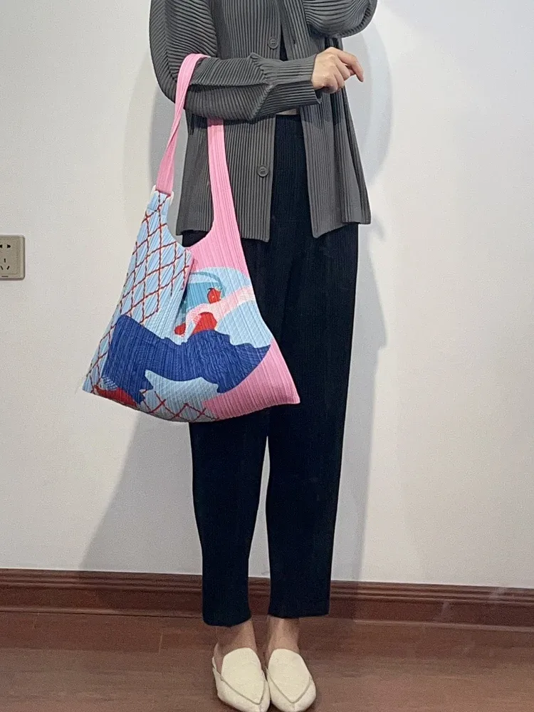 le nouveau sac à main plissé pour femme de miyake avec impression est un sac à bandoulière unique pratique pour le shopping