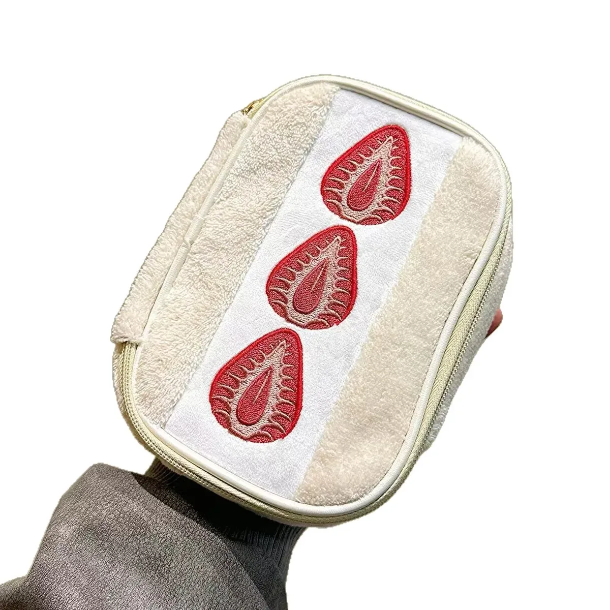 pochette à maquillage en peluche style ins avec broderie fraise, sac de rangement portable et léger, idéal pour un usage quotidien et les voyages en plein air