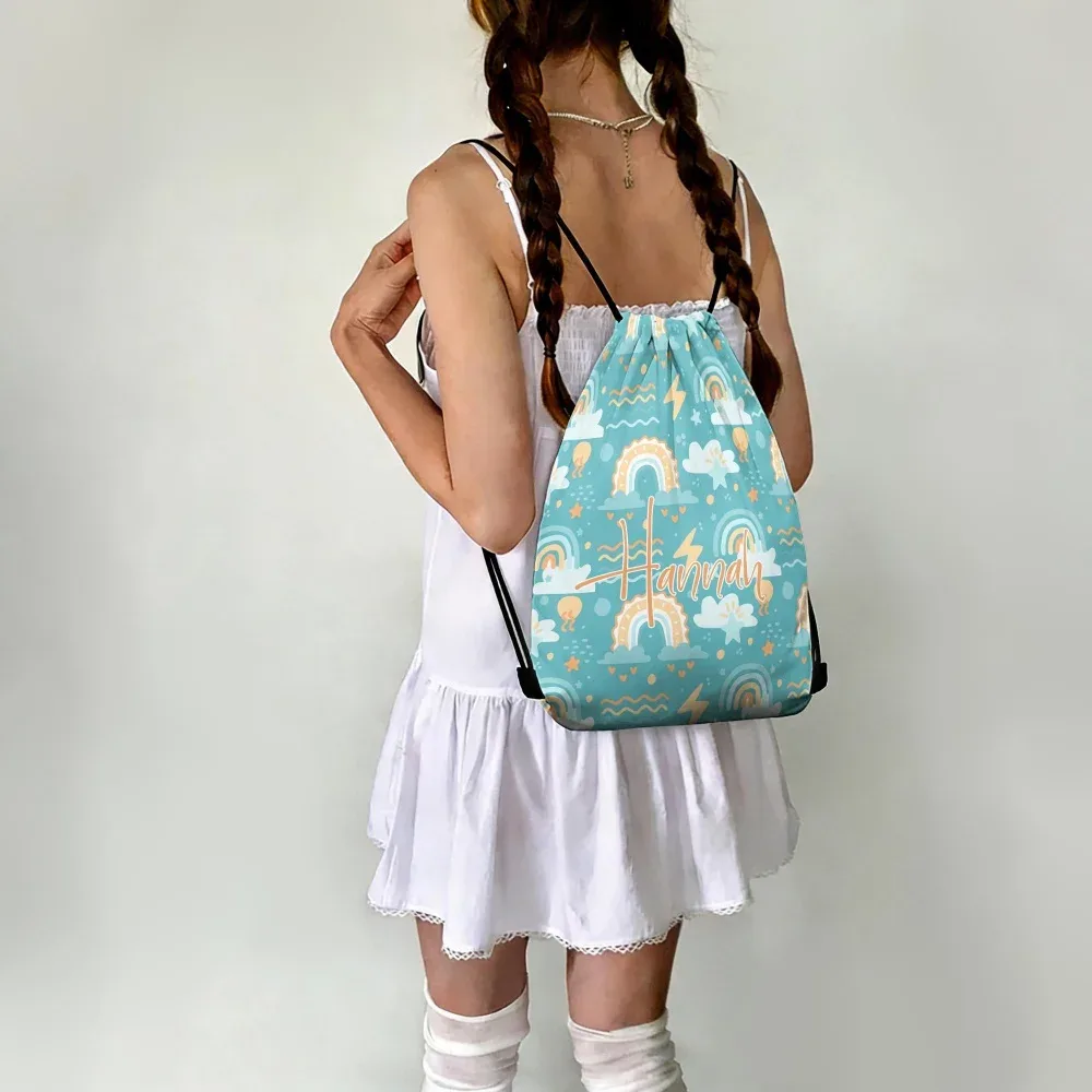 Sac à dos à cordon personnalisé avec motif nuage arc-en-ciel, sac de sport pliable pour enfants, idéal pour l'école, le sport, les fêtes d'anniversaire ou comme cadeau