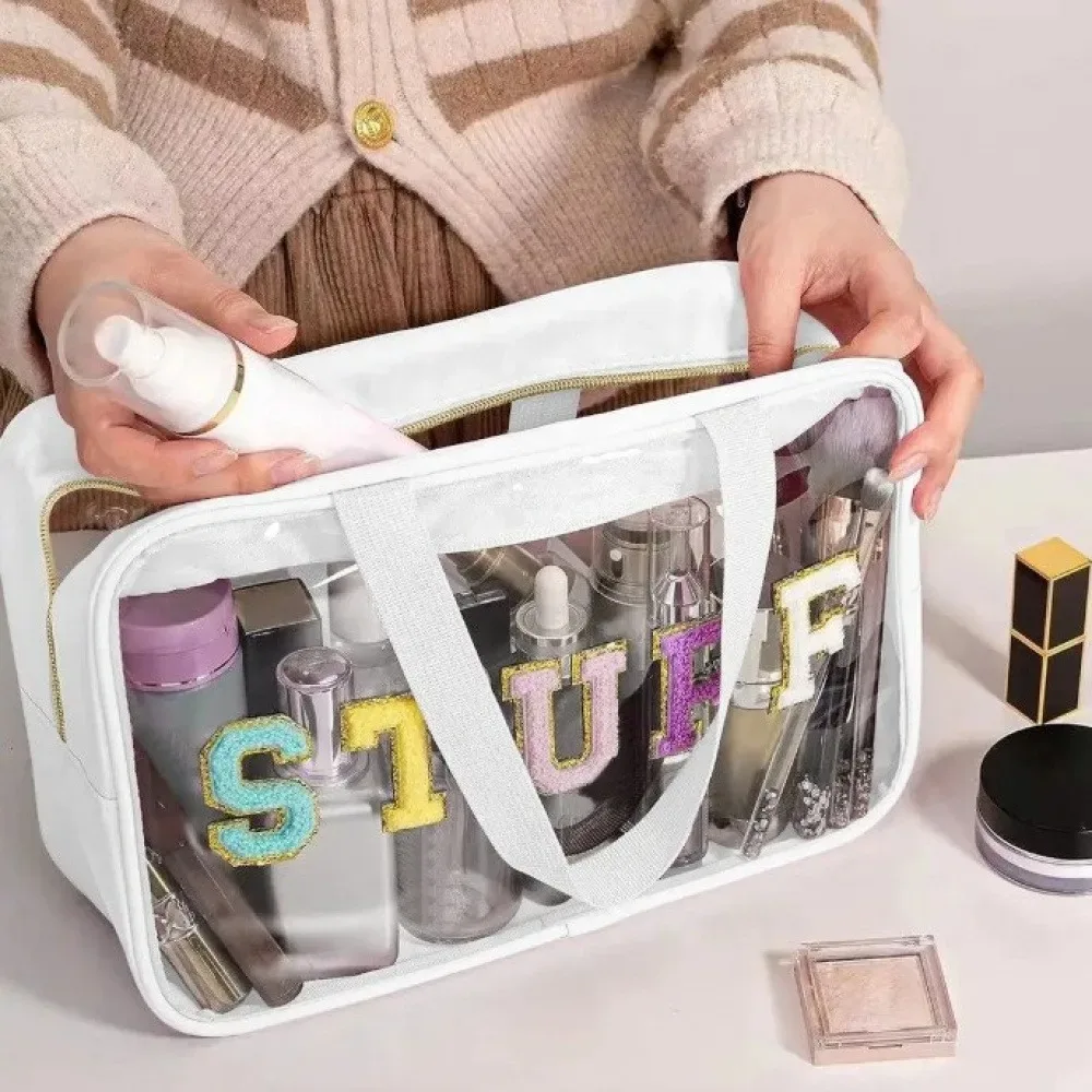 sac de maquillage transparent en pvc avec lettres brodées, sac de voyage imperméable de grande capacité, élégant organisateur de cosmétiques portable.