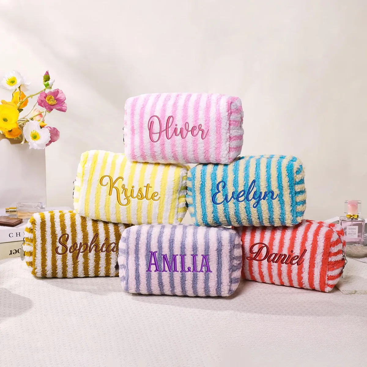Pochette de maquillage personnalisée brodée en seersucker, grande pochette cosmétique rayée matelassée, organiseur de toilette de voyage, cadeau de mariage pour demoiselle d'honneur