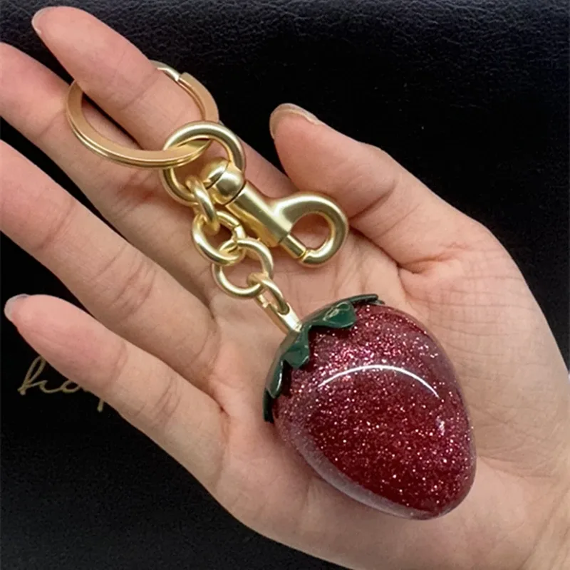Pendentif fraise en cristal rouge, décoration pour sac à main d'entraîneur, sac à bandoulière, porte-clés exquis, pièce de fixation, breloques de sac