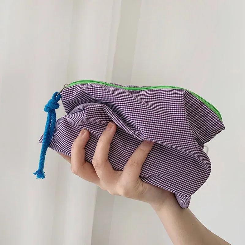 djdf – petite trousse de maquillage classique à carreaux, portable pour les sorties, étui à stylos multifonctionnel de grande capacité avec contraste de couleurs rétro