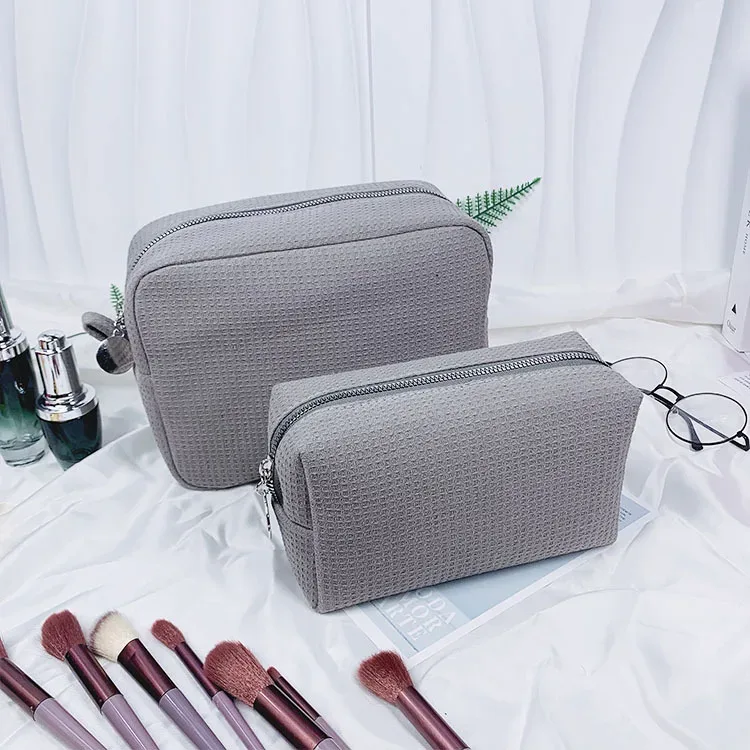 trousse de toilette personnalisée en tissu gaufré : pochette de toilette monogrammée | organisateur de voyage avec nom brodé | cadeau pour une future mariée