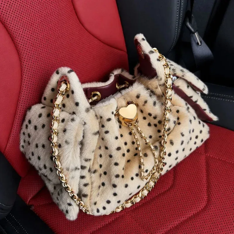 sac seau en fausse fourrure léopard avec chaîne et cordon de serrage, sac à bandoulière pour femme, sac à main en peluche, sac fourre-tout pour l'automne et l'hiver.