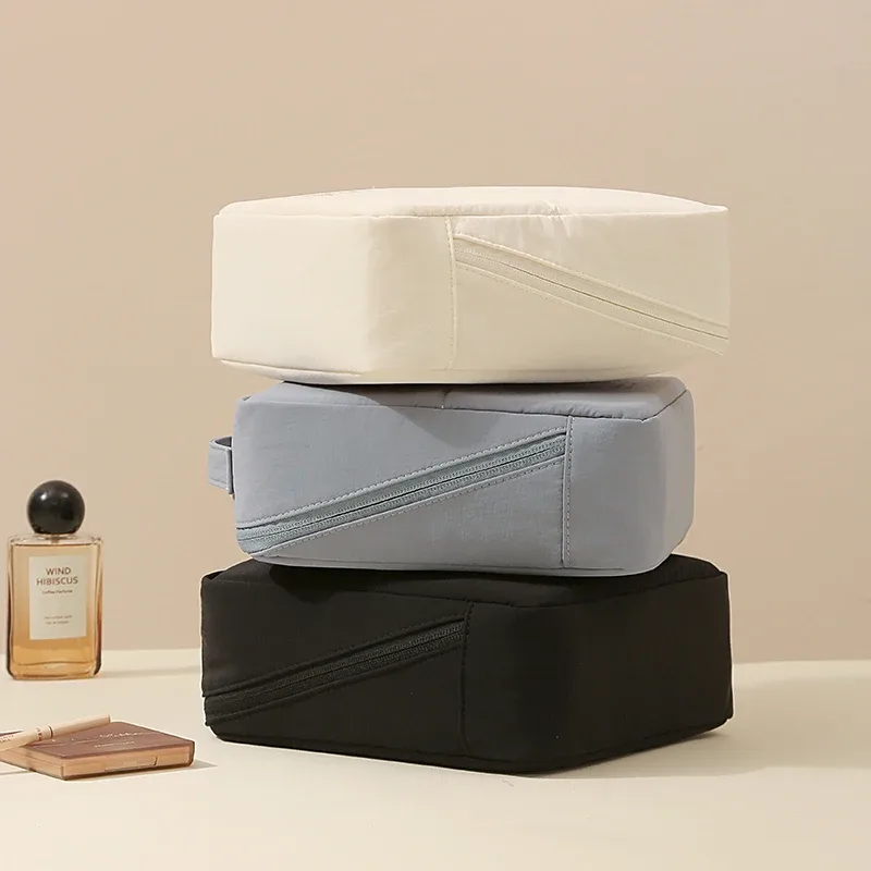 la trousse de maquillage structurée en taslan est un indispensable de voyage pour la femme sophistiquée, fabriquée en tissu taslan, elle n'est pas facile à nettoyer.