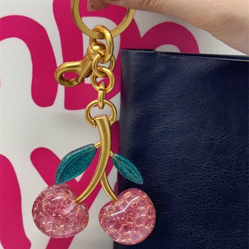 pendentif cerise en cristal rose, accessoire de décoration pour sac à main d'entraîneur, sac à bandoulière pour femmes, porte-clés de haute qualité, pièce de fixation