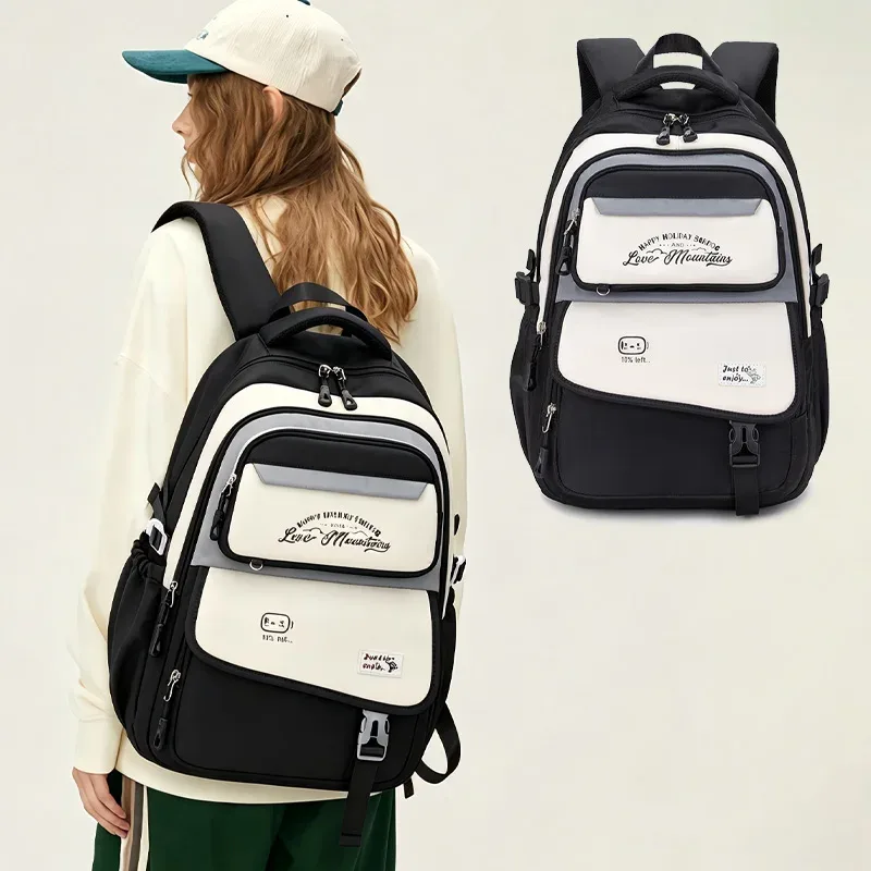 la fille utilise un sac à dos. sac à dos d'étudiant. sac à dos pour collégien. un sac à dos de voyage léger et classique adapté aux jeunes
