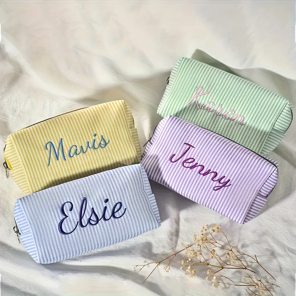 pochette de maquillage en seersucker brodée avec nom, trousse de toilette personnalisée, cadeau personnalisé pour demoiselle d'honneur, pour mariage, voyage, rangement
