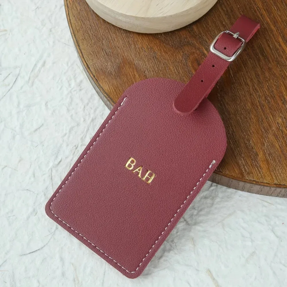 étiquette de bagage personnalisée en cuir végétalien avec monogramme en argent ou en or et carte de confidentialité pour valises