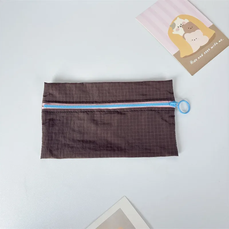 porte-monnaie zippé portable simple avec logo personnalisé, grande capacité, sacs cosmétiques à carreaux pour femmes, trousse à crayons fine et tendance