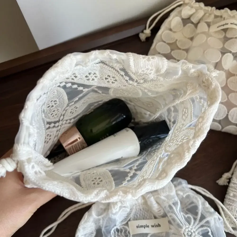pochette à cordon portable pour broderie florale, sac de rangement rétro en dentelle ajourée, petite trousse de maquillage pratique à tenir à la main