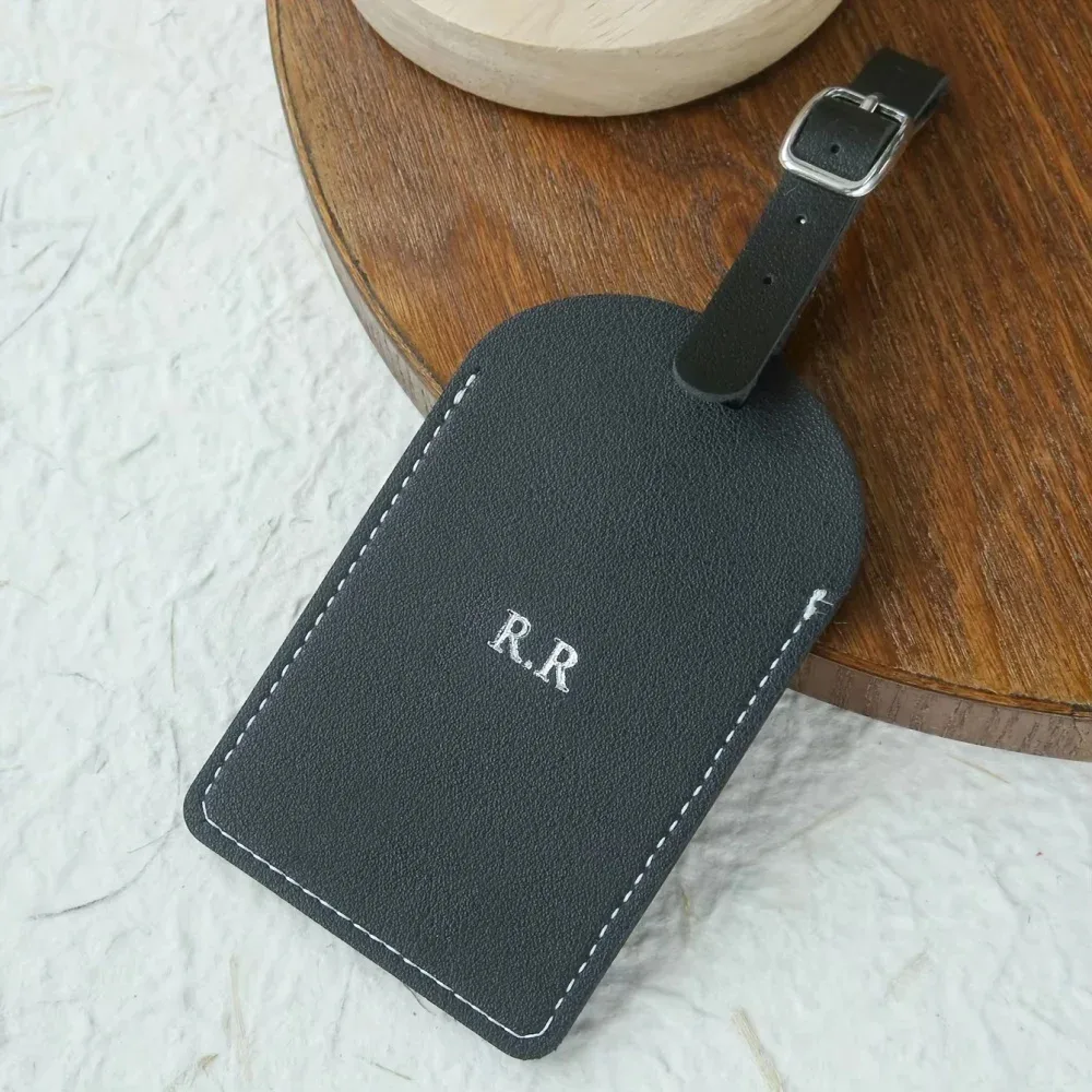étiquette de bagage personnalisée en cuir végétalien avec monogramme en argent ou en or et carte de confidentialité pour valises