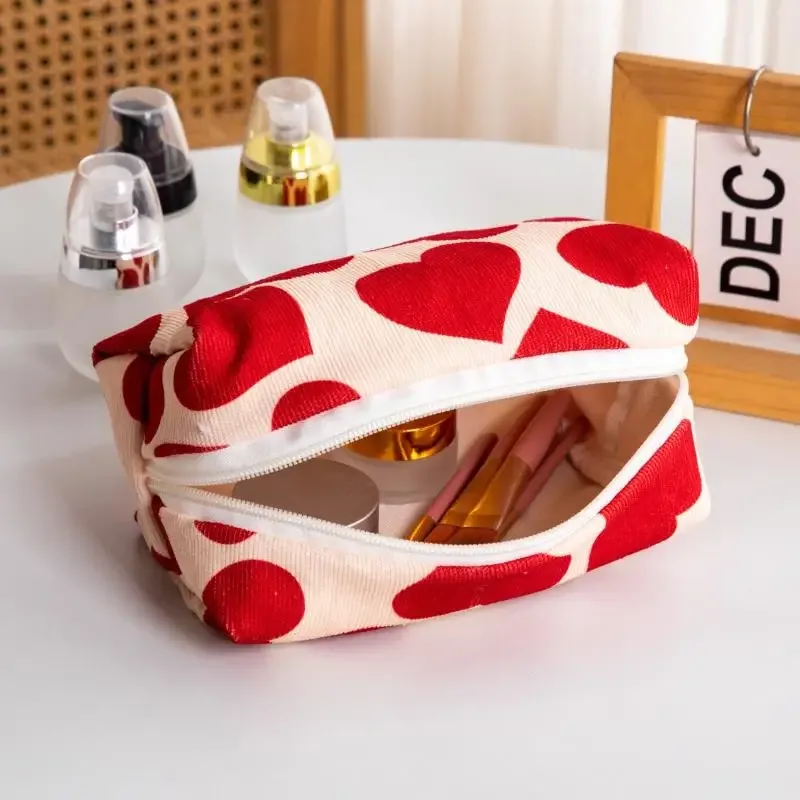porte-monnaie de maquillage en velours côtelé pour femme pour voyage ; adorable motif cœur rouge ; un sac de rangement de toilette et un porte-crayons également