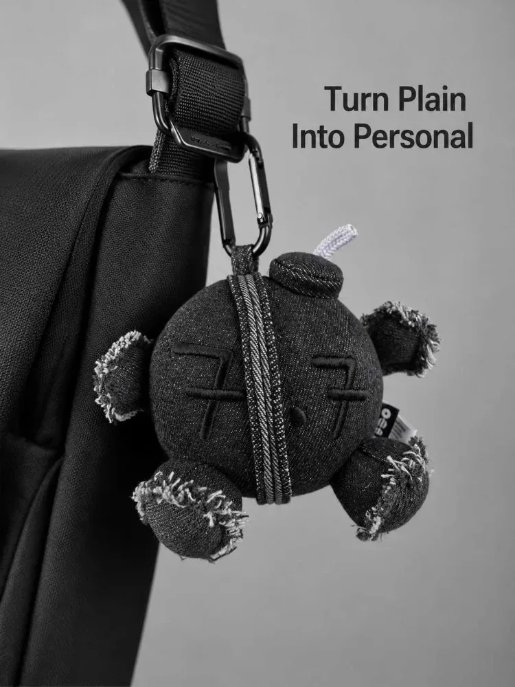 Porte-clés ours en jean noir streetwear, style Y2K effiloché, breloque de sac rembourrée, accessoire de quincaillerie tactique avec mousqueton, pour sac à dos Gorpcore homme