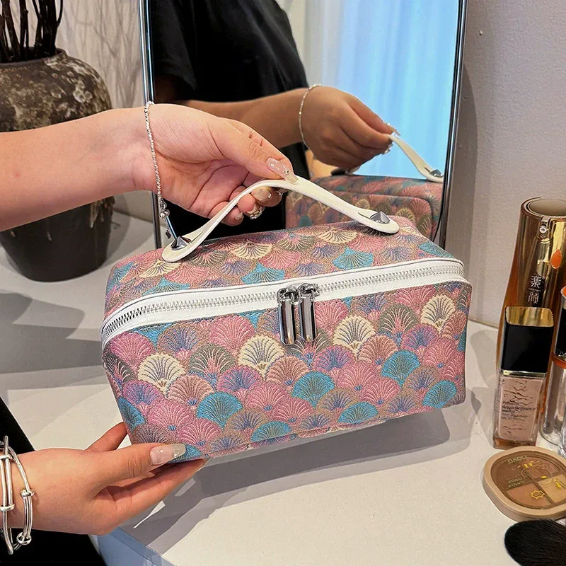 nouvelle trousse de toilette et de maquillage portable multifonction pour femme, sac à main en forme d'oreiller avec lettres, idéale pour le voyage