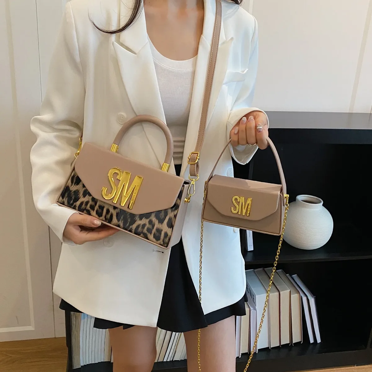 sac carré à main steve madden à texture haut de gamme, sac à bandoulière tendance avec combinaison de tailles, sac boîte à porter en bandoulière pour les trajets quotidiens.